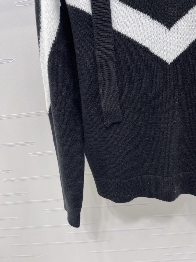Va1e*ntin0 sweater